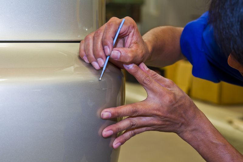 dasAuto  Mit Lackstift Kratzer am Auto ausbessern